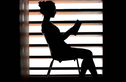 Robyn Fiorda: Woman reading at the Art Gallery of Ontario